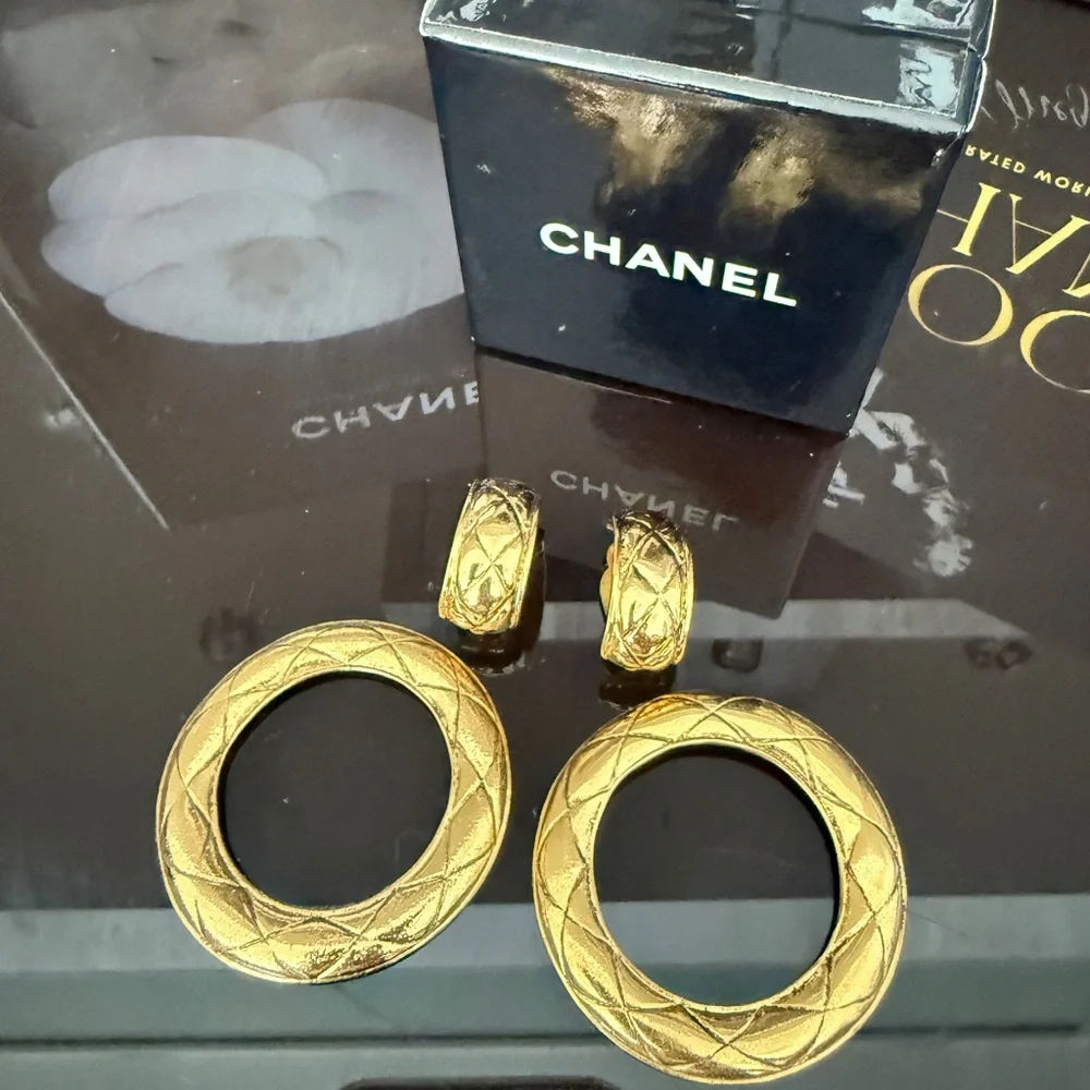 LOT 2137 24K gold plated CHANEL vintage clip on earrings